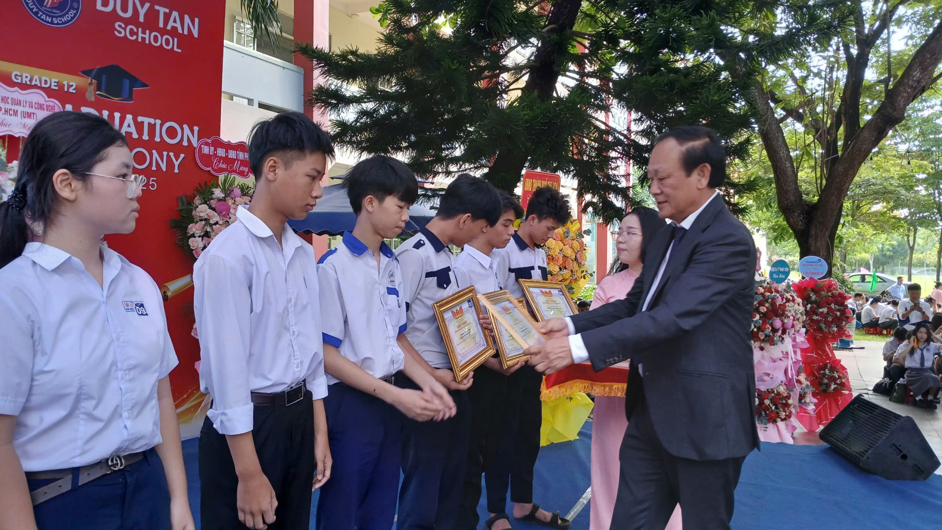 Trường phổ thông Duy Tân khen thưởng  61 học sinh giỏi cấp tỉnh và 6 giáo viên xuất sắc