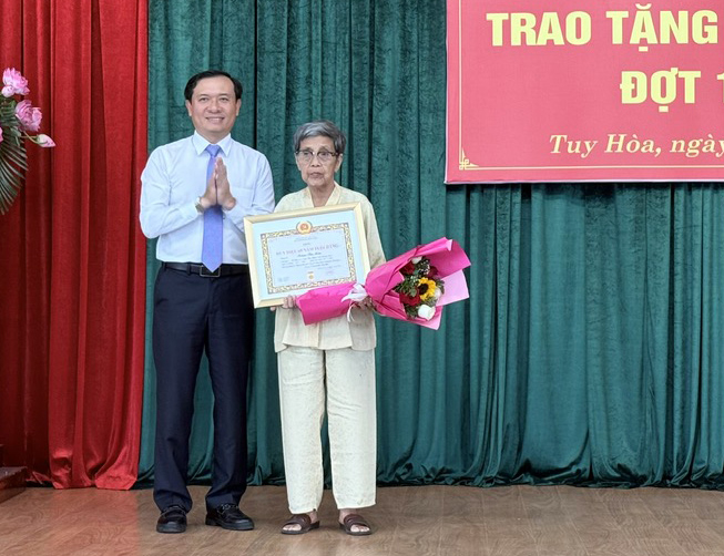 Thành ủy Tuy Hòa trao tặng Huy hiệu Đảng cho 138 đảng viên