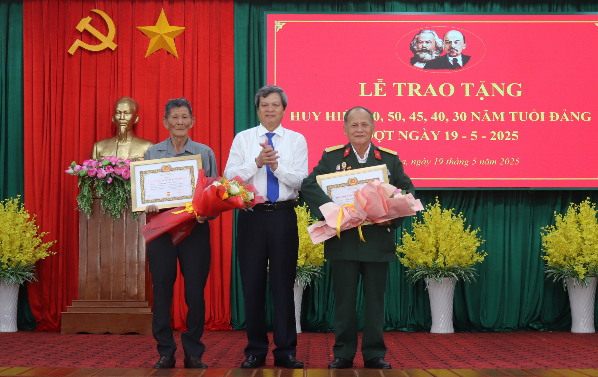 Thị ủy Đông Hòa trao Huy hiệu Đảng cho 24 đảng viên