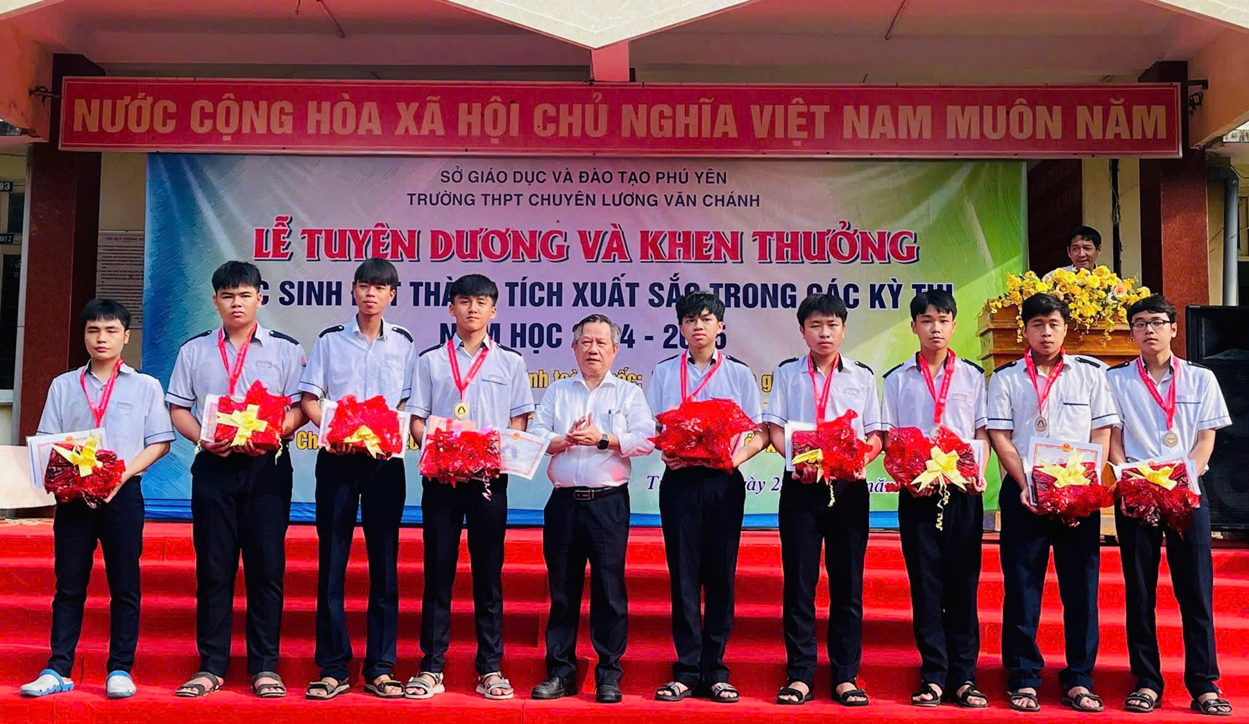 Khen thưởng 9 học sinh đoạt giải kỳ thi Olympic Toán học sinh viên, học sinh toàn quốc