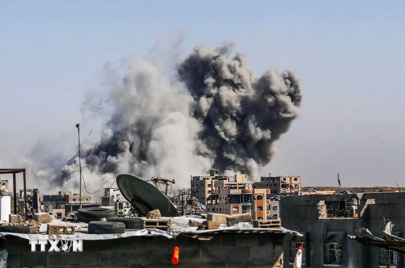 Quân đội Israel không kích nhóm vũ trang gần xe viện trợ ở Dải Gaza