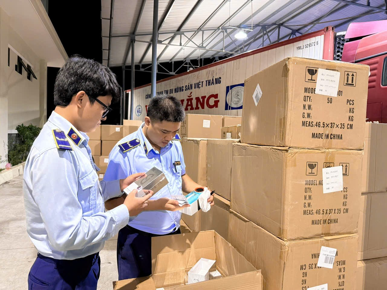 Tạm giữ số lượng lớn thiết bị điện tử và thực phẩm đông lạnh