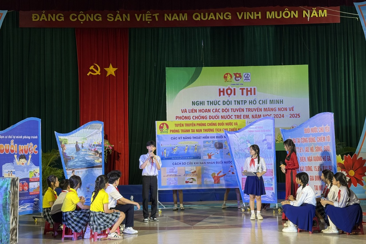 Hơn 300 thiếu nhi thi nghi thức đội và tuyên truyền măng non