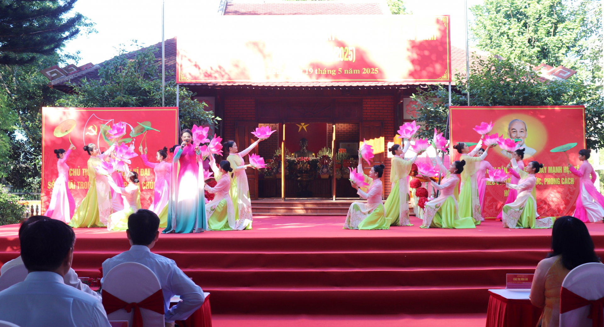 Long trọng dâng hương kỷ niệm 135 năm Ngày sinh Chủ tịch Hồ Chí Minh