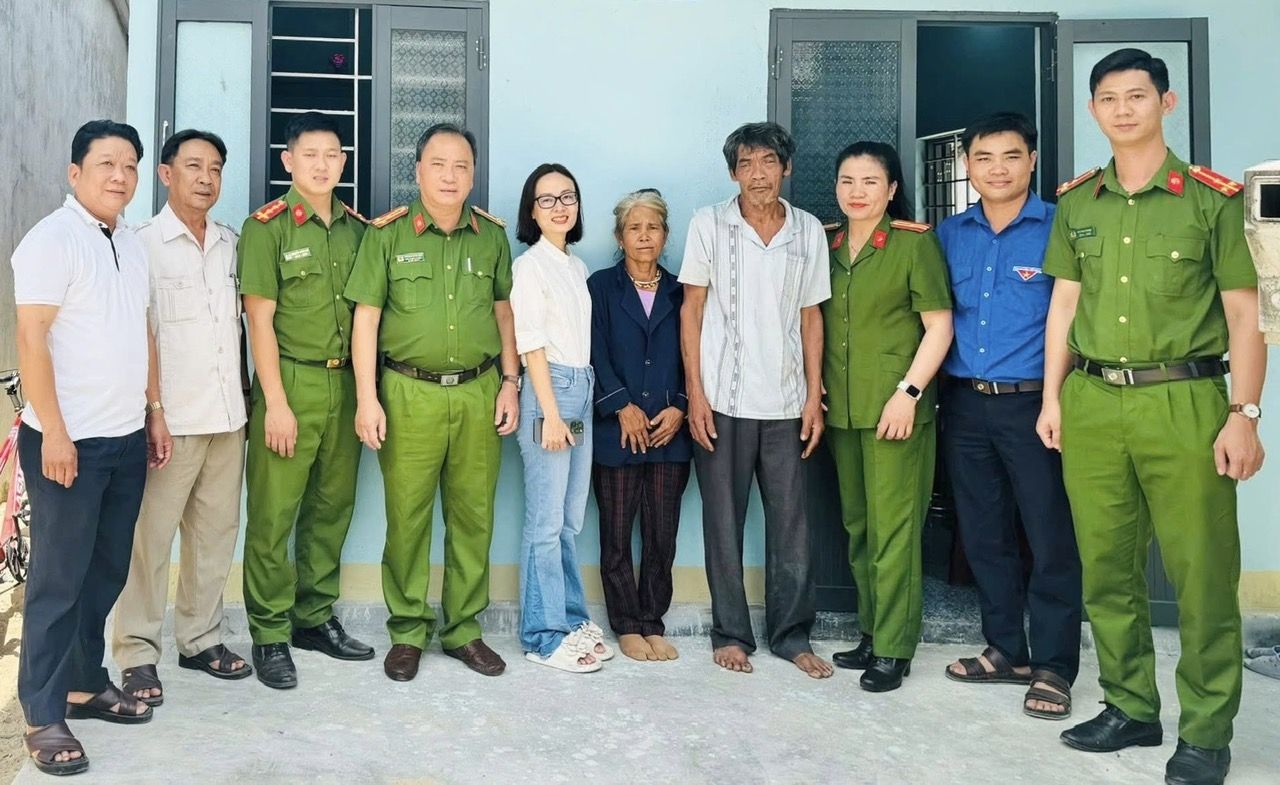 Bàn giao nhà cho hộ nghèo tại xã Xuân Quang 1