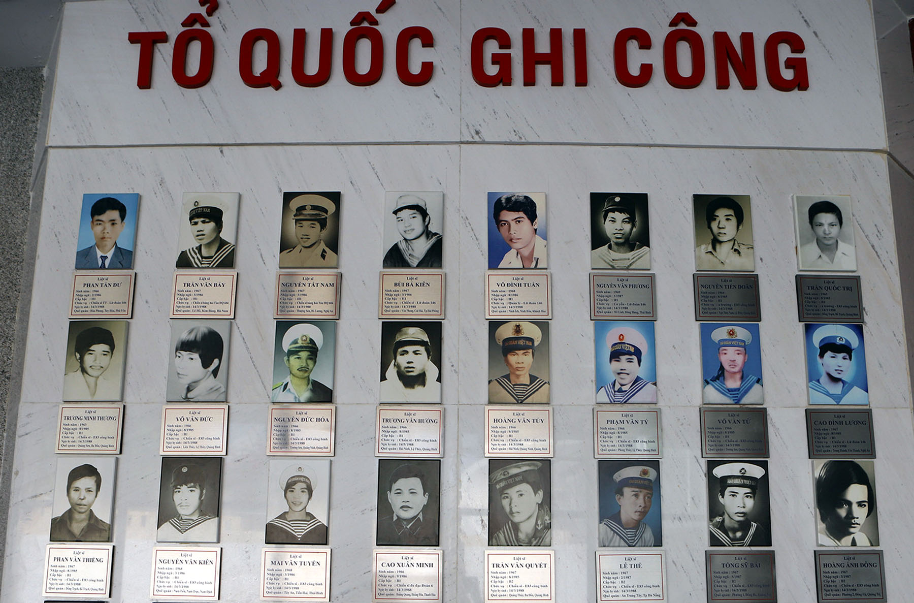 Vòng tròn bất tử - Những người nằm lại phía chân trời