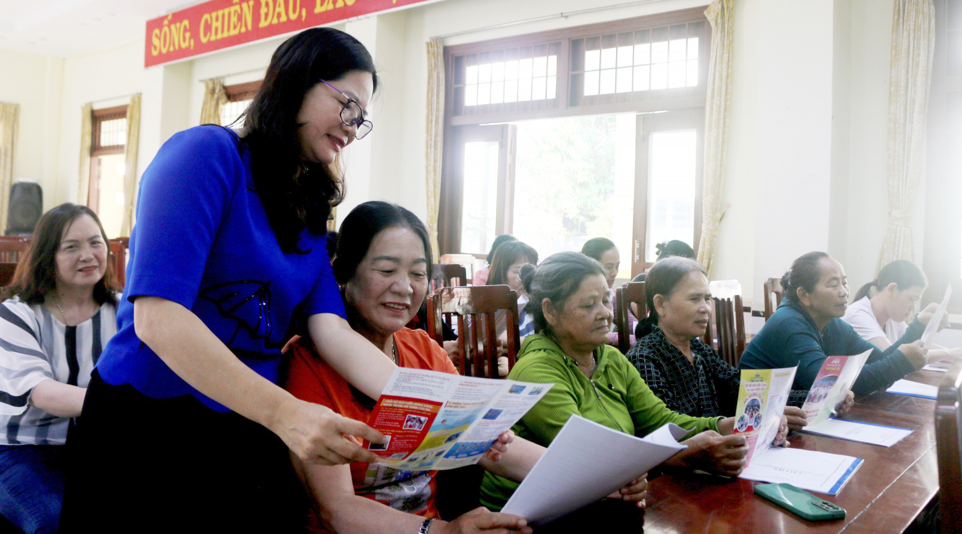 Phụ nữ chung tay xây dựng văn hóa giao thông