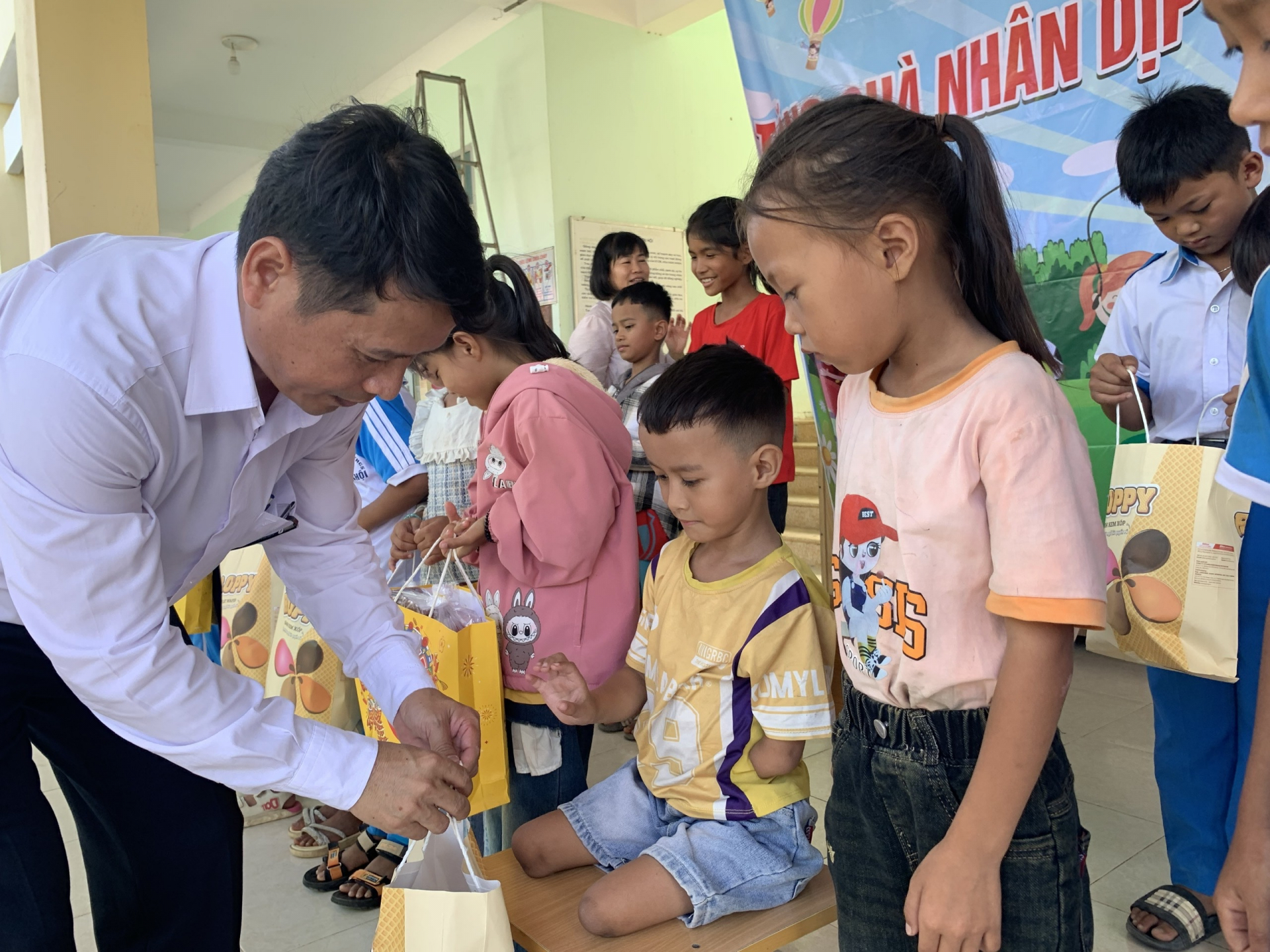 Thăm, tặng quà trẻ em nhân Ngày Quốc tế thiếu nhi 1/6