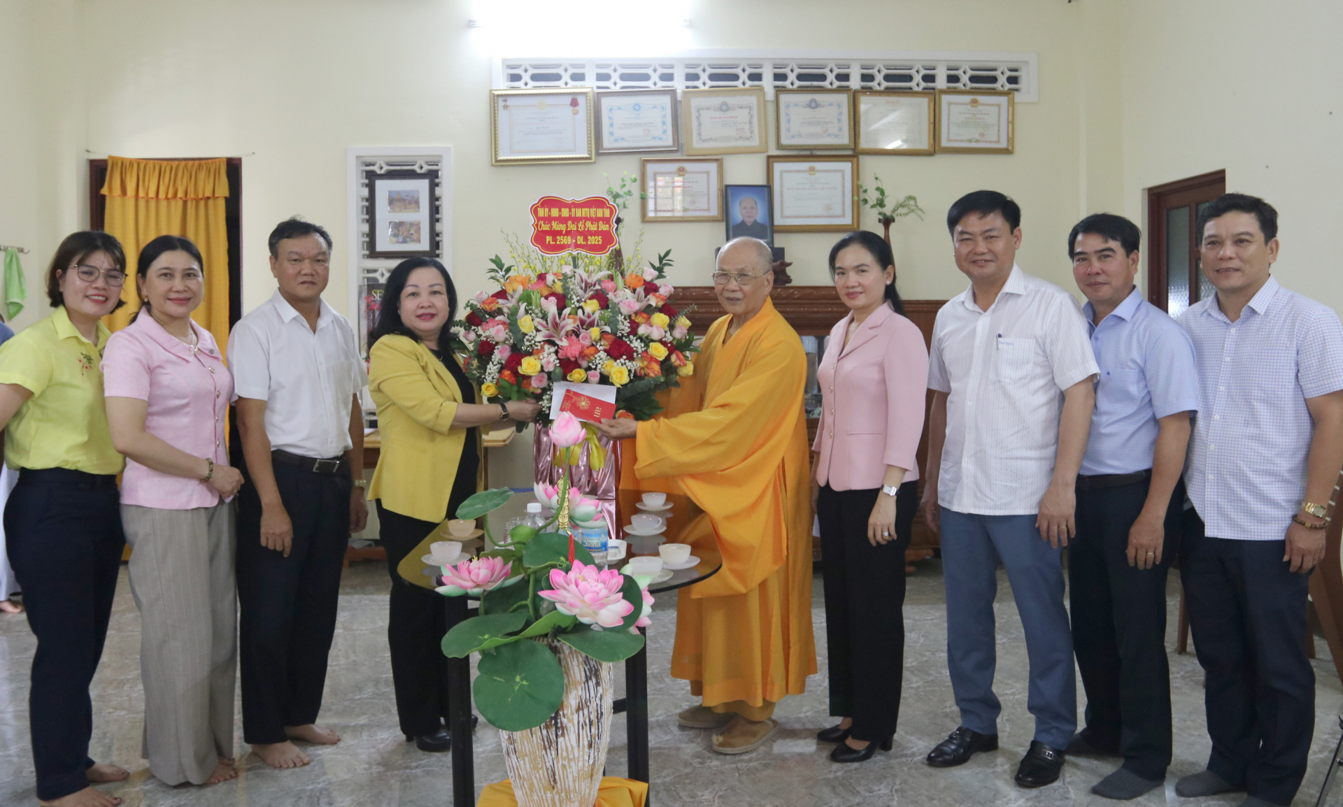 Bí thư Tỉnh ủy Cao Thị Hòa An thăm, chúc mừng các cơ sở Phật giáo