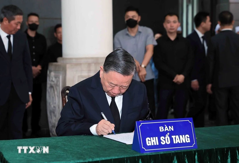 Xúc động những dòng ghi sổ tang viếng nguyên Chủ tịch nước Trần Đức Lương