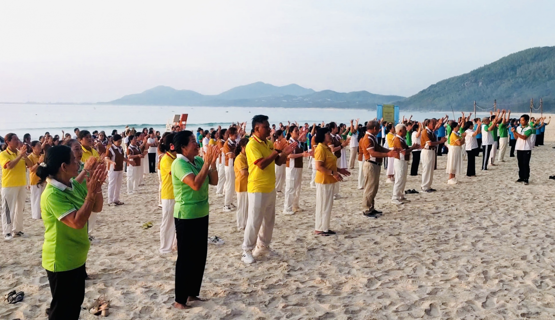 Gần 500 người tập dưỡng sinh tâm thể trên bãi biển Vịnh Hòa, tri ân tiền nhân