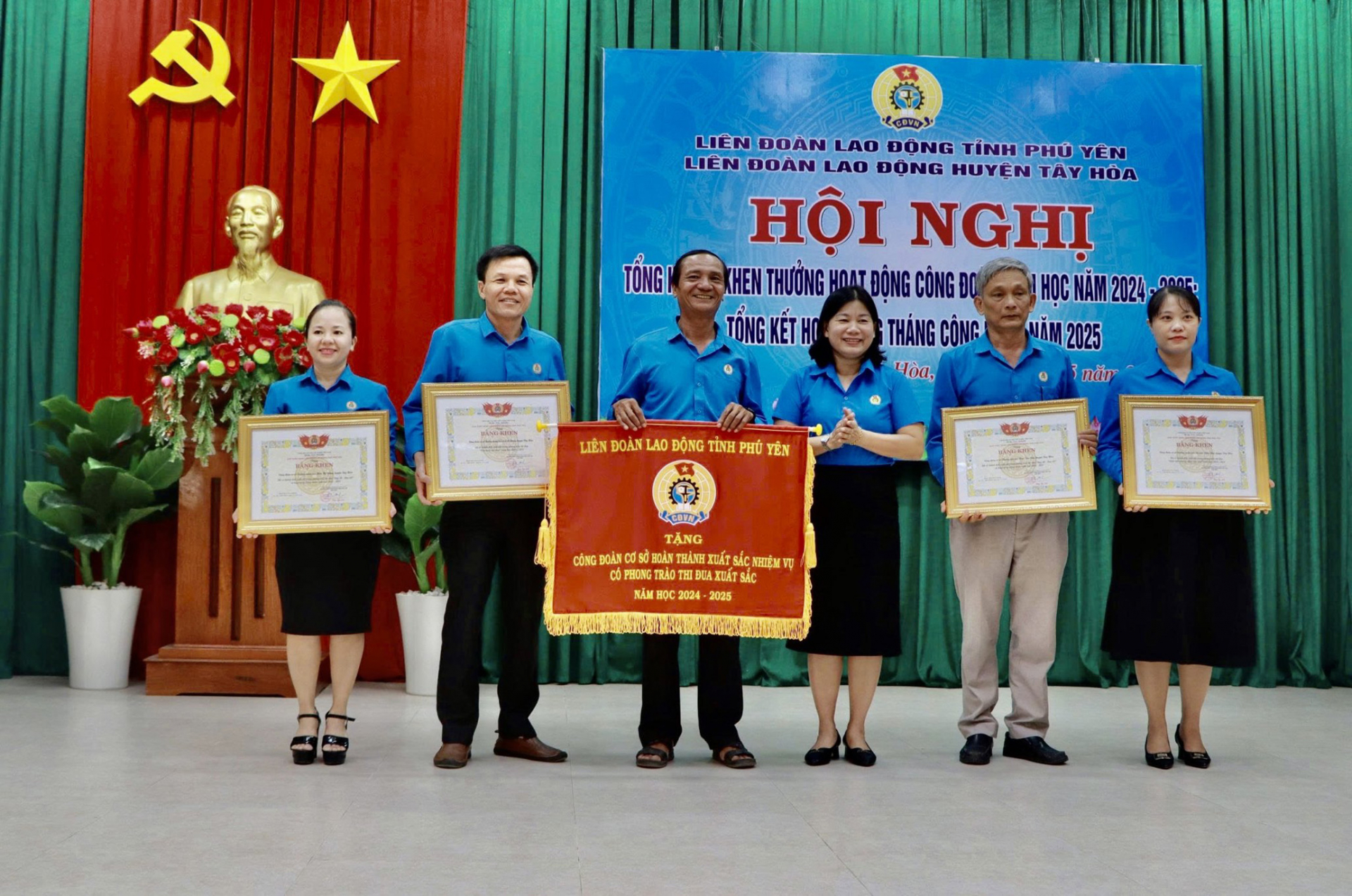 Khen thưởng 17 tập thể, 13 cá nhân