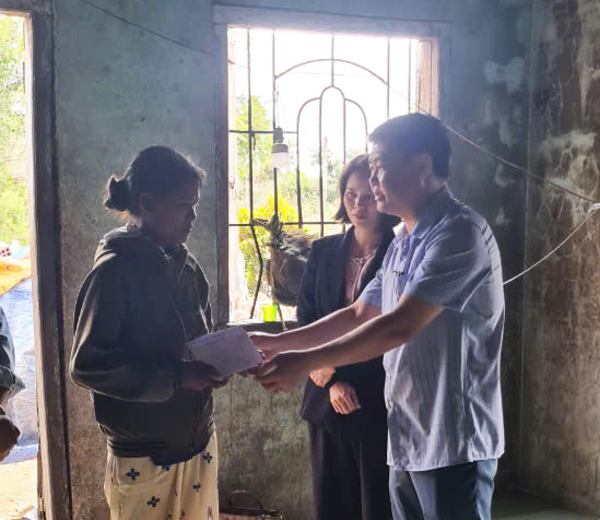 Thường Trực HĐND tỉnh thăm, động viên gia đình có người mất do tai nạn giao thông