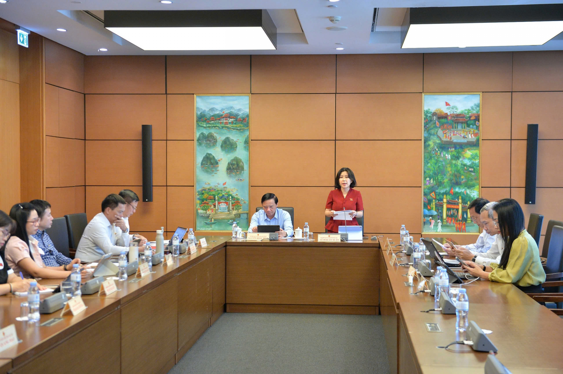 Đoàn ĐBQH tỉnh Phú Yên thảo luận tại tổ về một số dự án luật