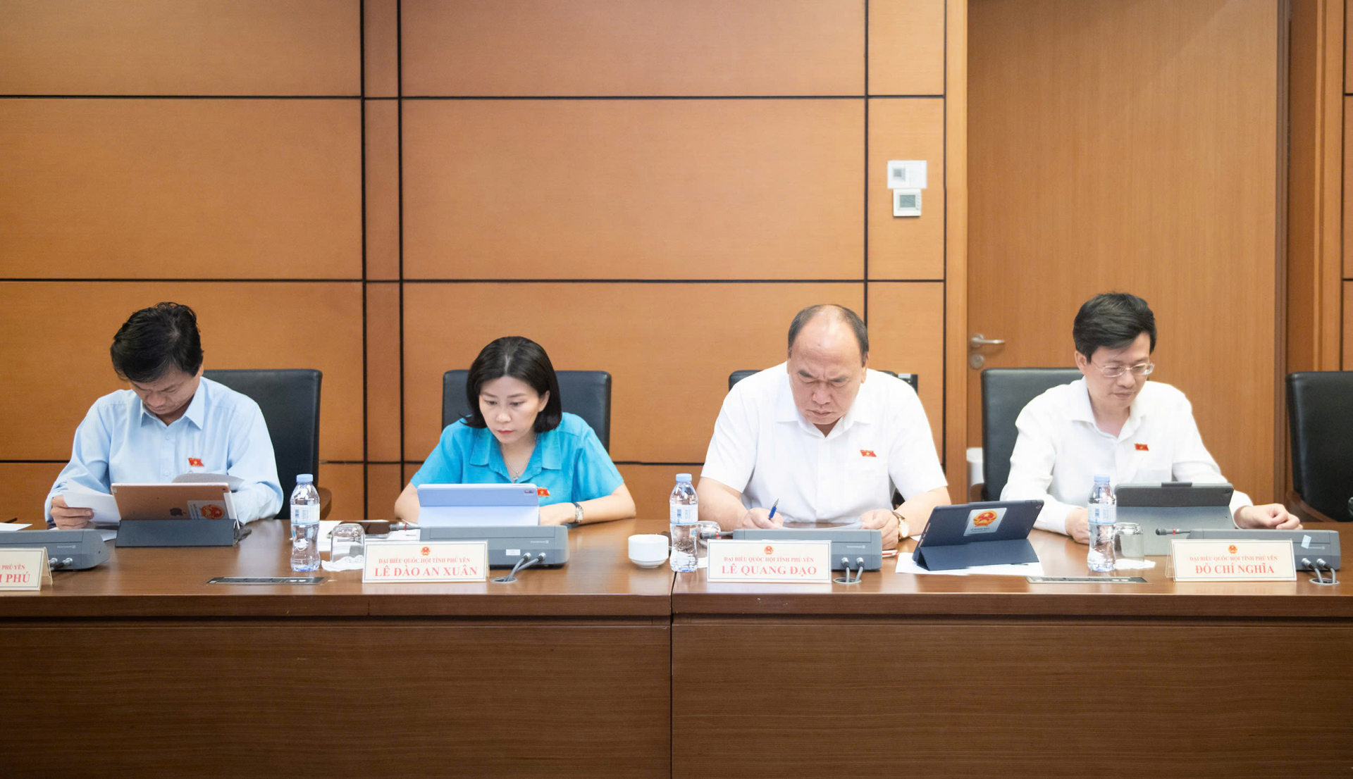 Đoàn ĐBQH tỉnh tham gia góp ý về các dự án luật tại thảo luận tổ