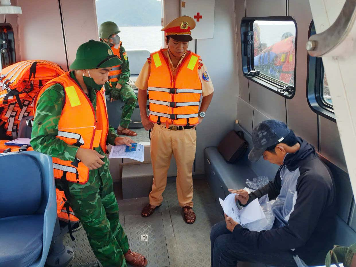 Kiểm tra trật tự, an toàn giao thông đường thủy nội địa