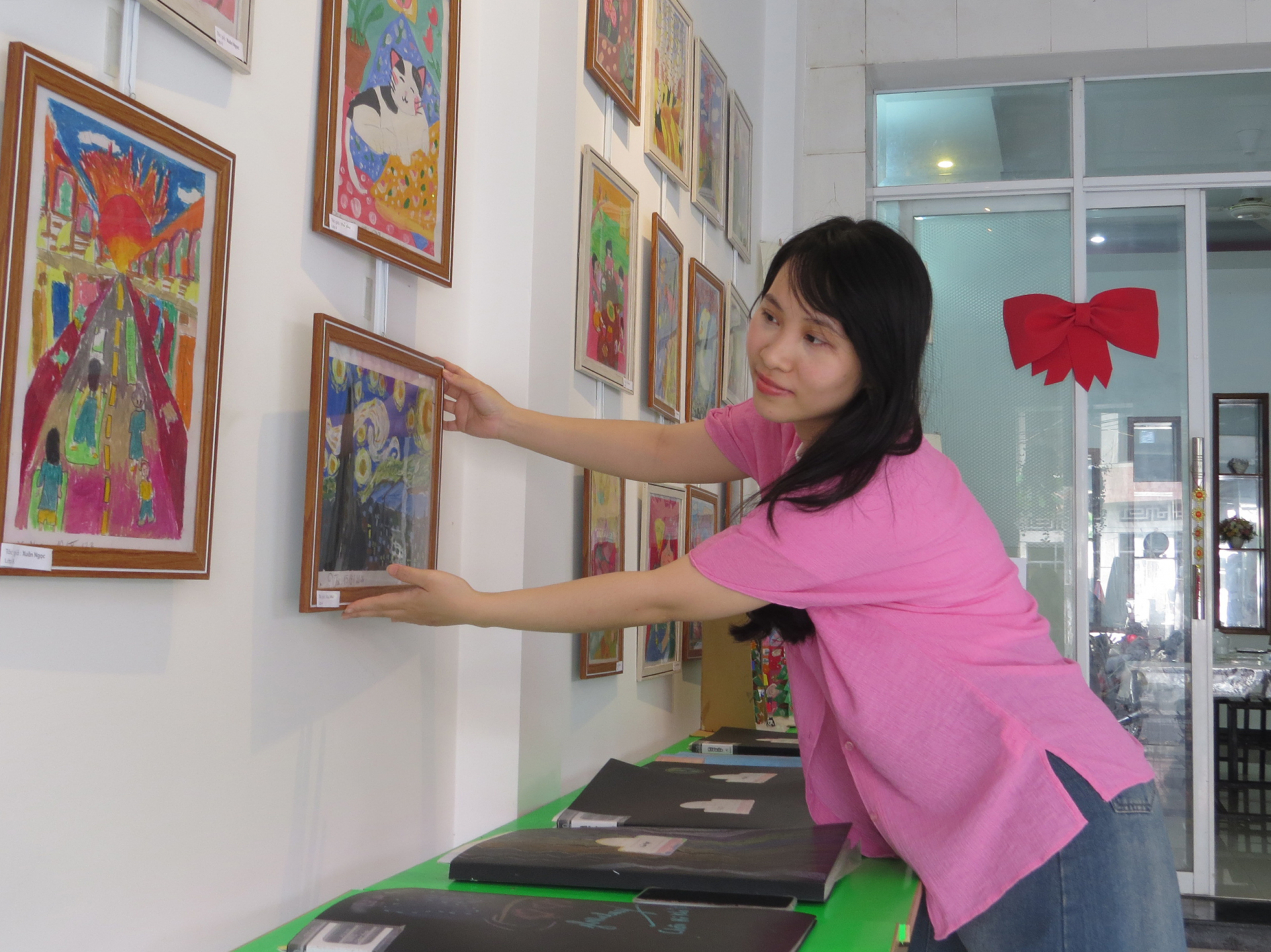 Cô gái ươm mầm những bông hoa nhỏ