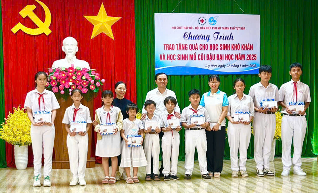 TUY HÒA: Trao 35 suất quà cho học sinh mồ côi, vượt khó