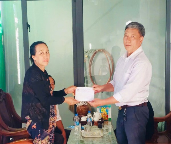 TUY HÒA: Trao hỗ trợ 15 triệu đồng cho gia đình ngư dân gặp nạn trên biển