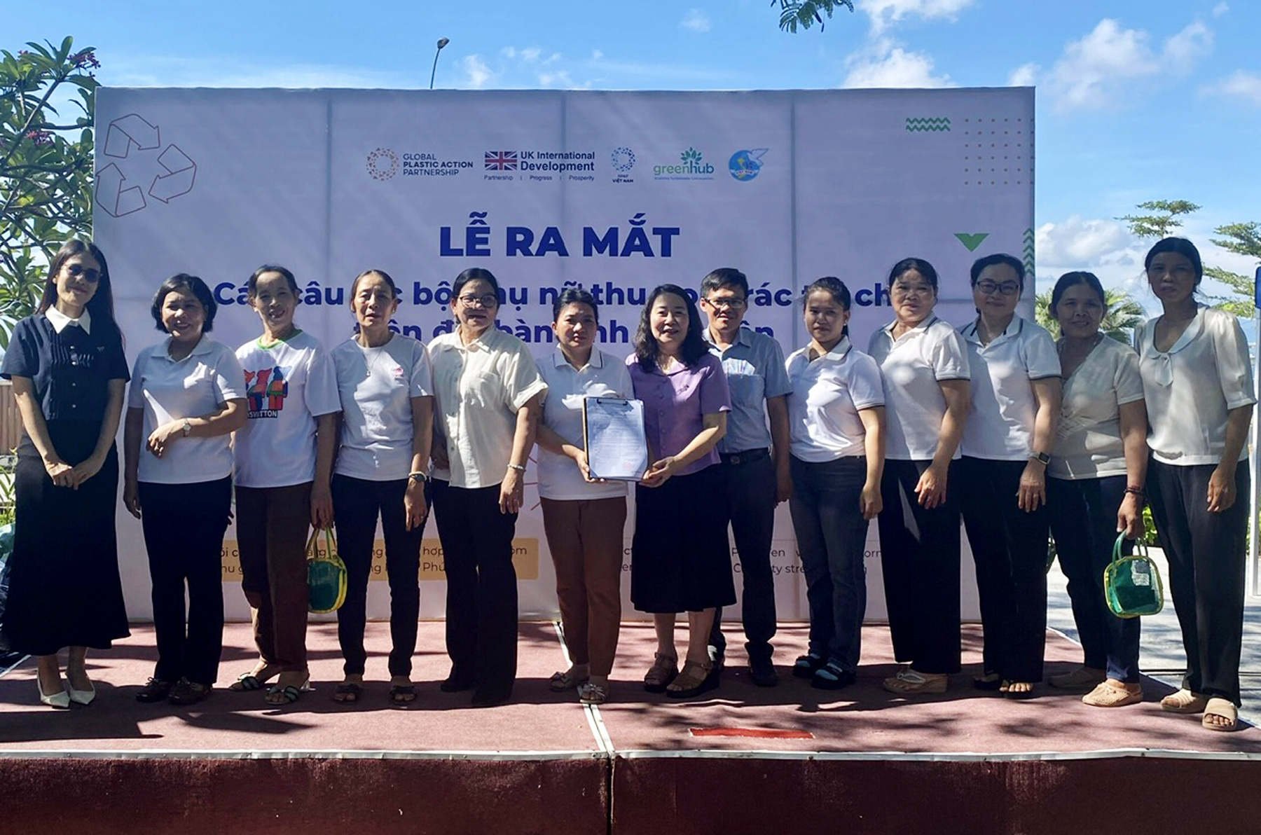 120 phụ nữ tham gia câu lạc bộ thu gom rác tái chế