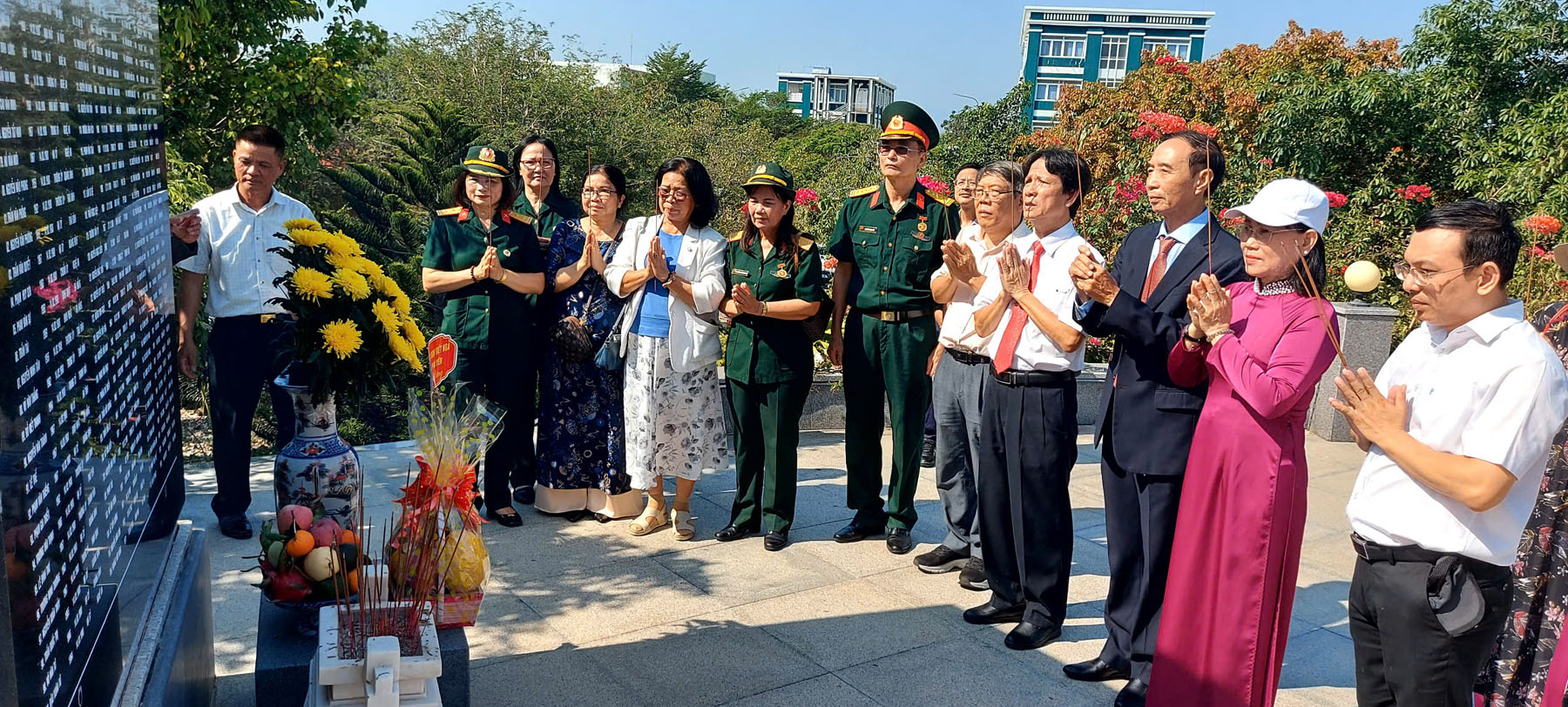 Viếng Tượng đài Tưởng niệm quân nhân Liên Xô/Nga - Việt Nam và Khu tưởng niệm Chiến sĩ Gạc Ma