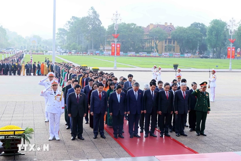 Lãnh đạo Đảng, Nhà nước, đại biểu Quốc hội vào Lăng viếng Chủ tịch Hồ Chí Minh