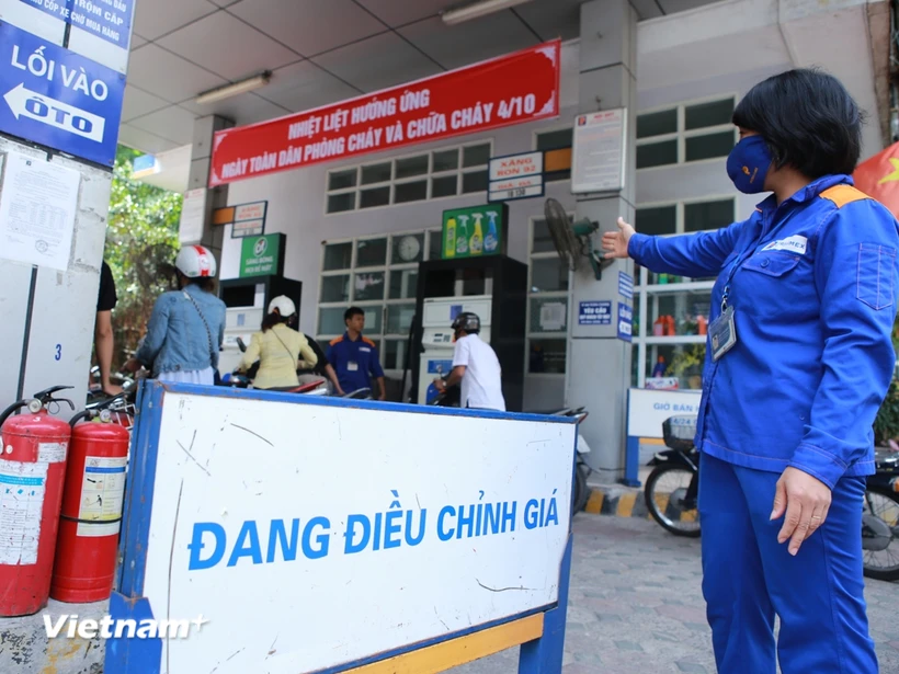 Giảm hơn 400 đồng, giá xăng RON95-III về gần ngưỡng 19.000 đồng mỗi lít