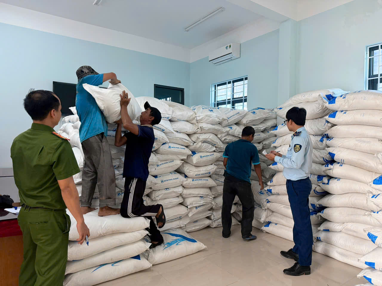 Tạm giữ 33 tấn đường kính trắng xuất xứ Thái Lan