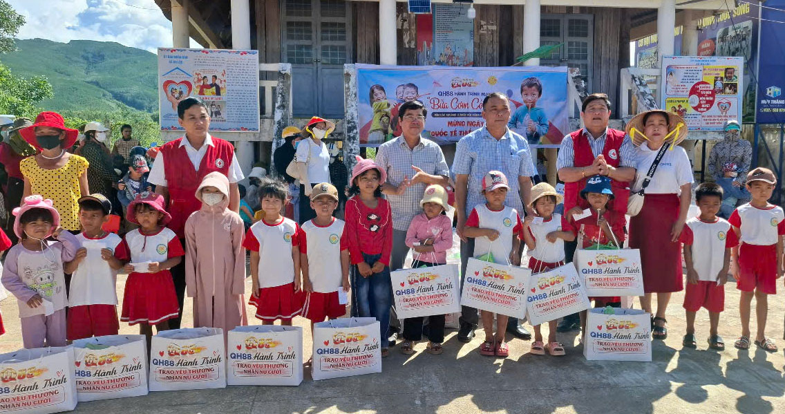 Tặng 239 suất quà và tổ chức bữa ăn cho các cháu Trường mầm non xã Đa Lộc