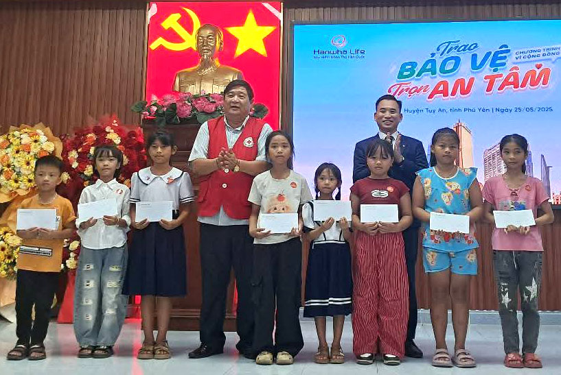 Tặng quà cho 176 hộ nghèo và gia đình chính sách khó khăn