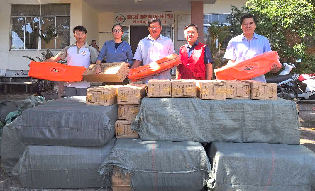 Trao tặng 100 áo phao cứu sinh cho học sinh huyện Tuy An