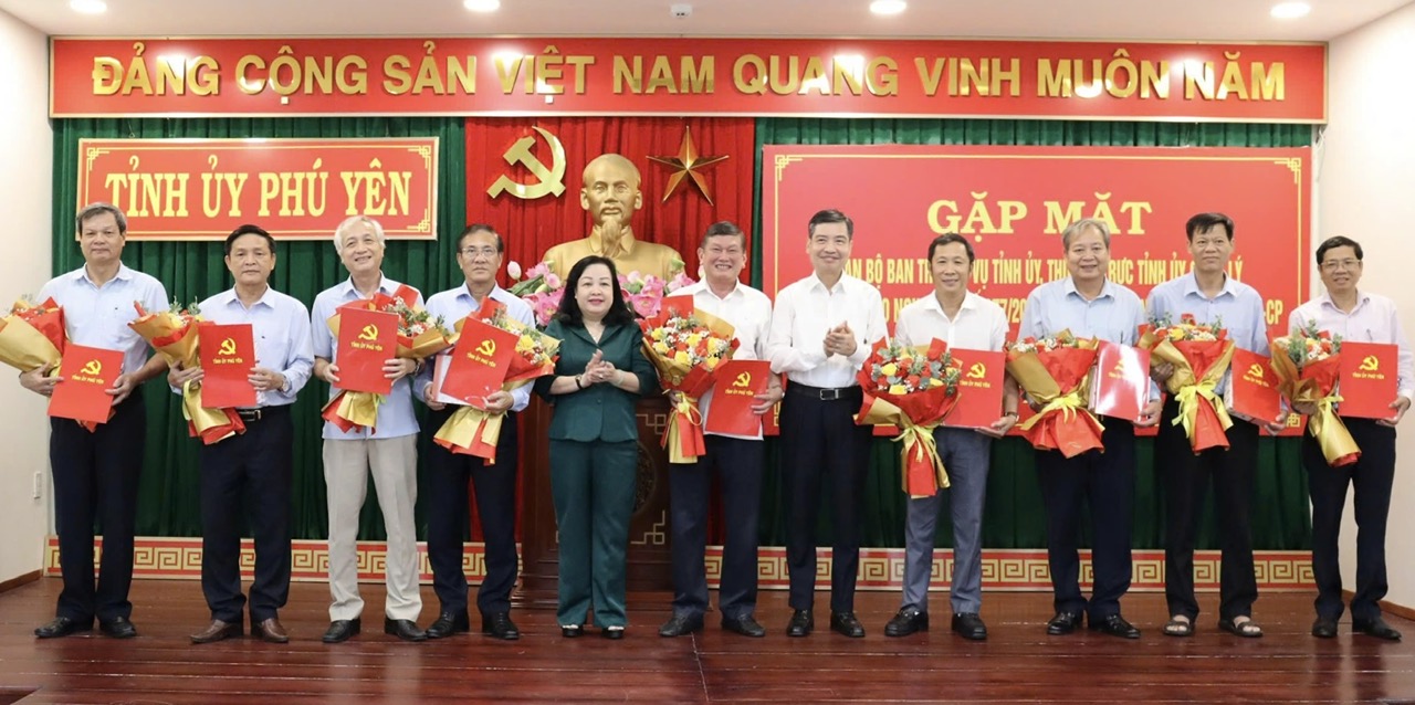 Trao quyết định nghỉ hưu cho 49 cán bộ diện Ban Thường vụ Tỉnh ủy, Thường trực Tỉnh ủy quản lý