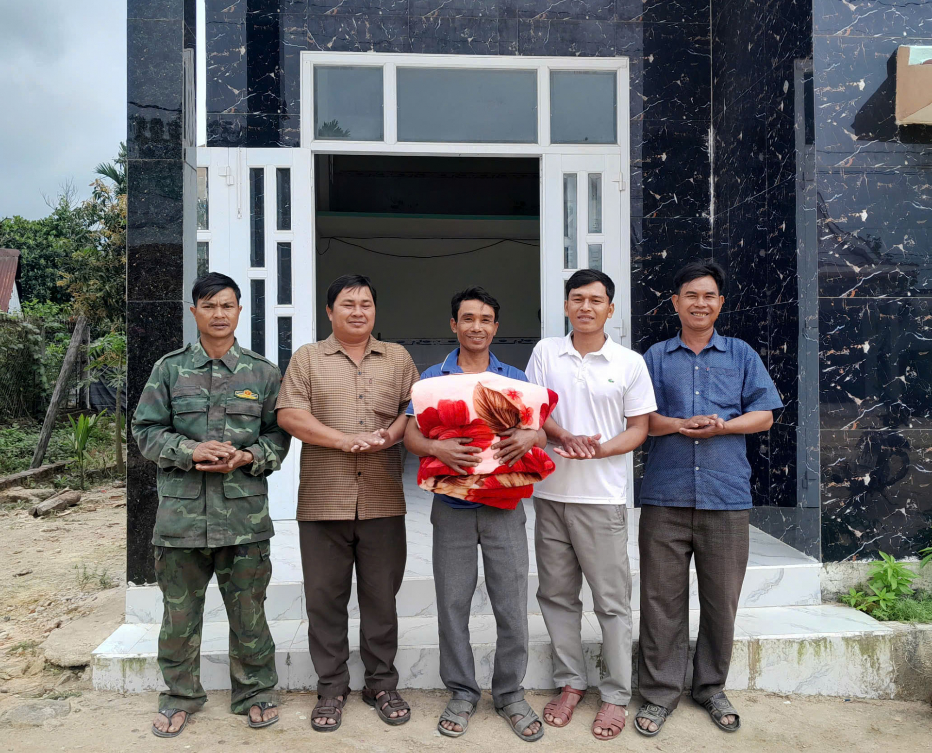 Xây nhà Đại đoàn kết, nhà Nhân ái cho các hộ khó khăn