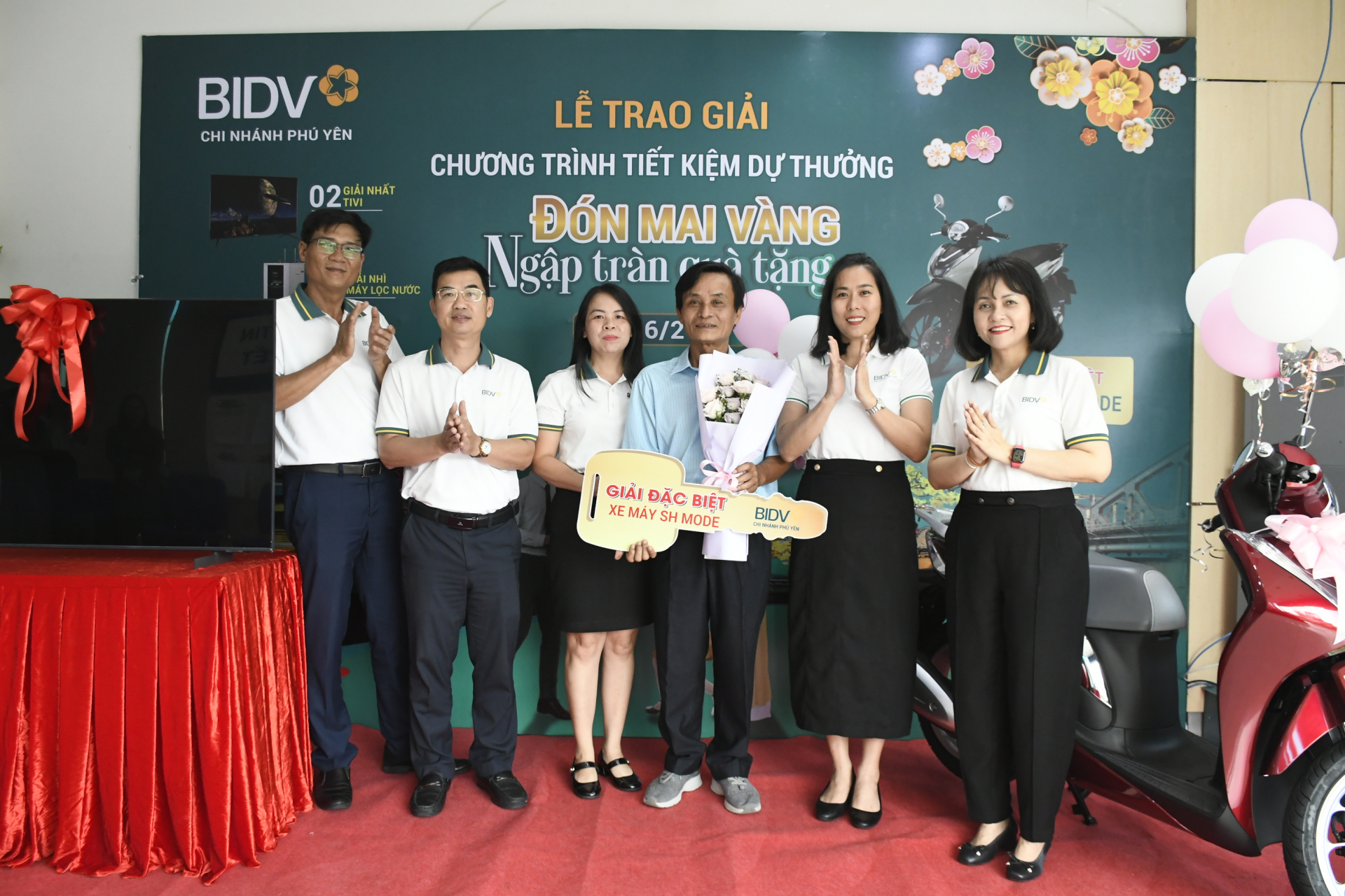 BIDV Phú Yên trao thưởng xe máy SH Mode cho khách hàng gửi tiết kiệm