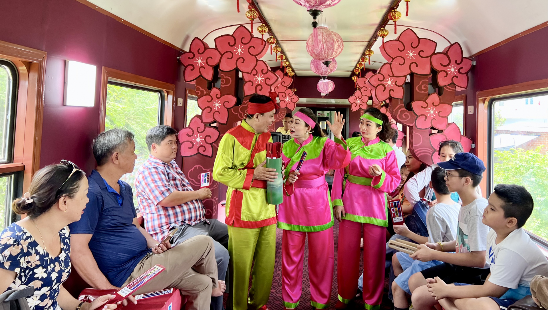 Trên chuyến tàu này, bạn sẽ được thưởng thức những tác phẩm bài chòi, hát bội đậm chất của người dân xứ nẫu