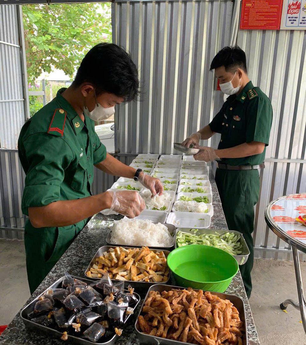 Tặng hàng trăm suất quà và suất ăn miễn phí cho người nghèo, học sinh khó khăn