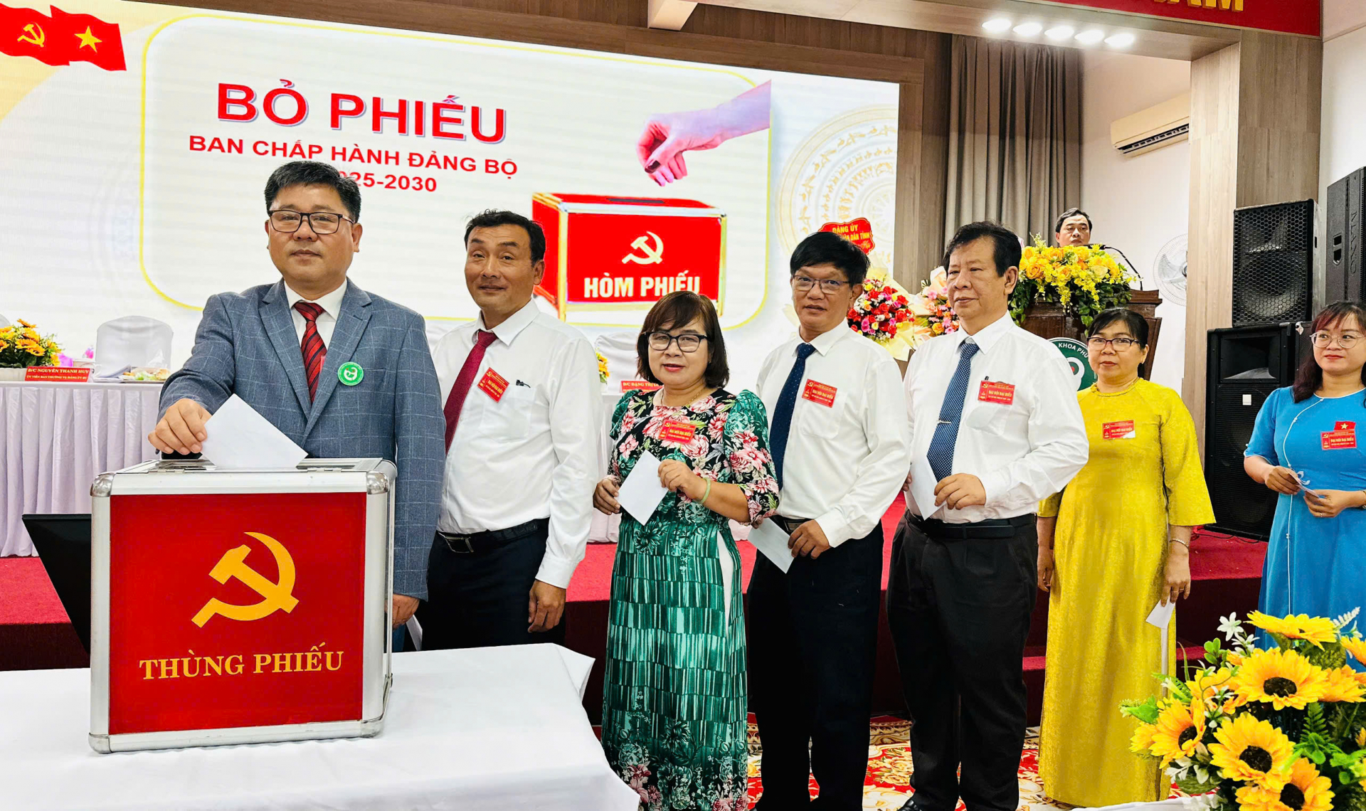 Thực hiện hiệu quả chuyển đổi số y tế, xây dựng bệnh viện thông minh