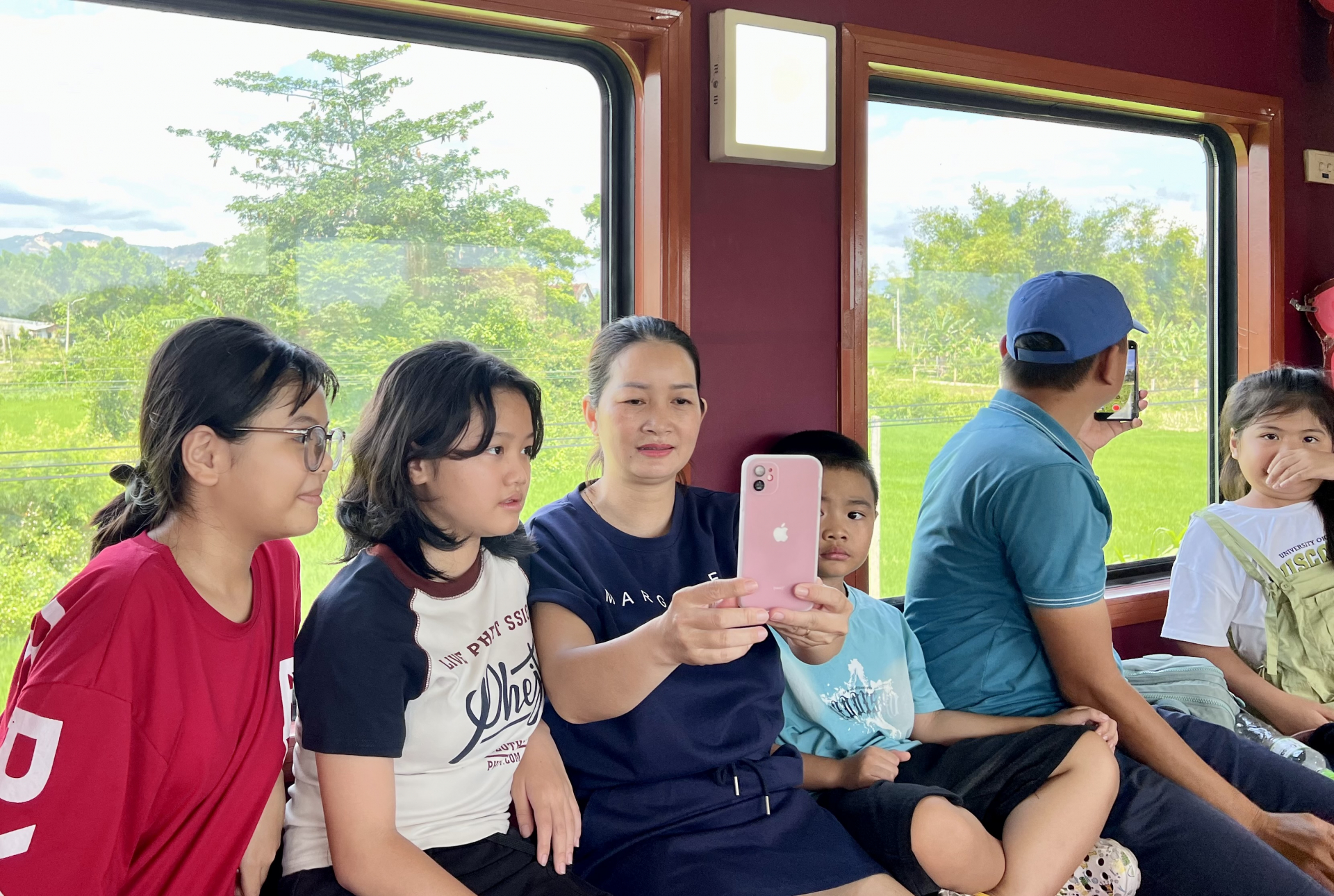 Thiết kế cửa sổ khá lớn giúp du khách có thể ghi lại những cảnh đẹp mà chuyến tàu này đi qua