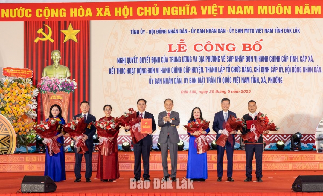 Dak Lak announcing resolutions and decisions of the Central Government and local authorities on the consolidation and merger of administrative units at all levels