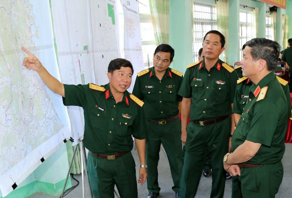 Tư lệnh Quân khu 5 khảo sát vị trí bố trí Ban Chỉ huy phòng thủ khu vực