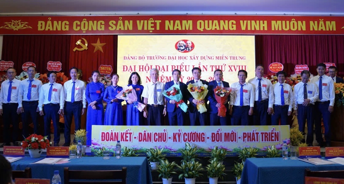 Xây dựng Đảng bộ nhà trường phát triển bền vững