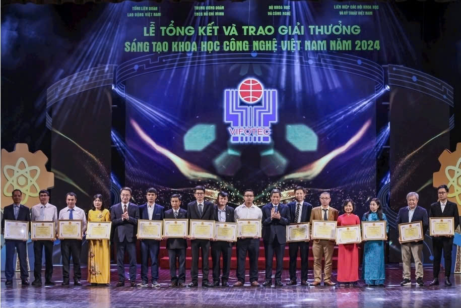 Thầy giáo đam mê sáng kiến kỹ thuật môi trường từ rác thải