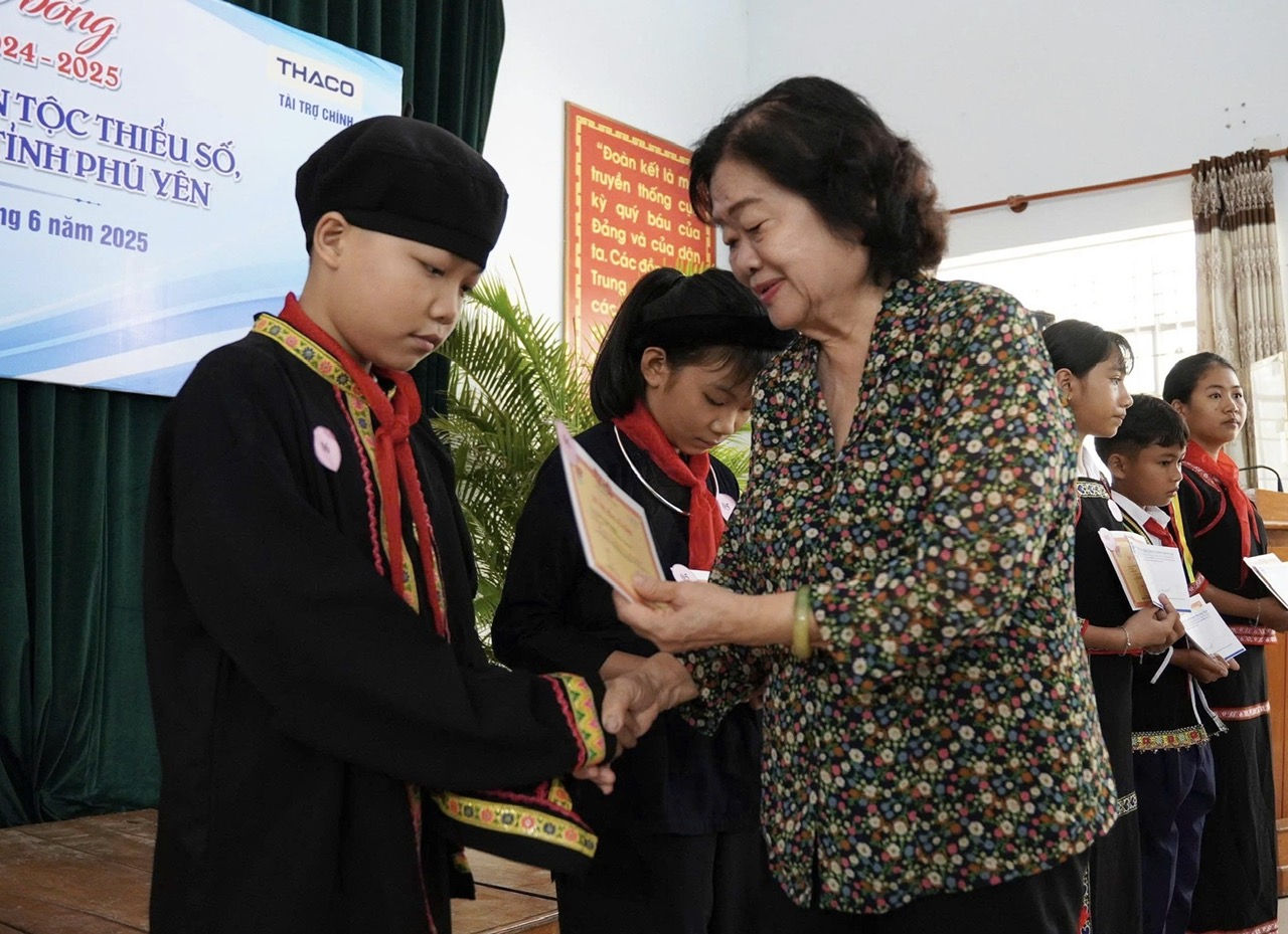 Trao 75 suất học bổng Vừ A Dính và CLB Vì Hoàng Sa - Trường Sa thân yêu