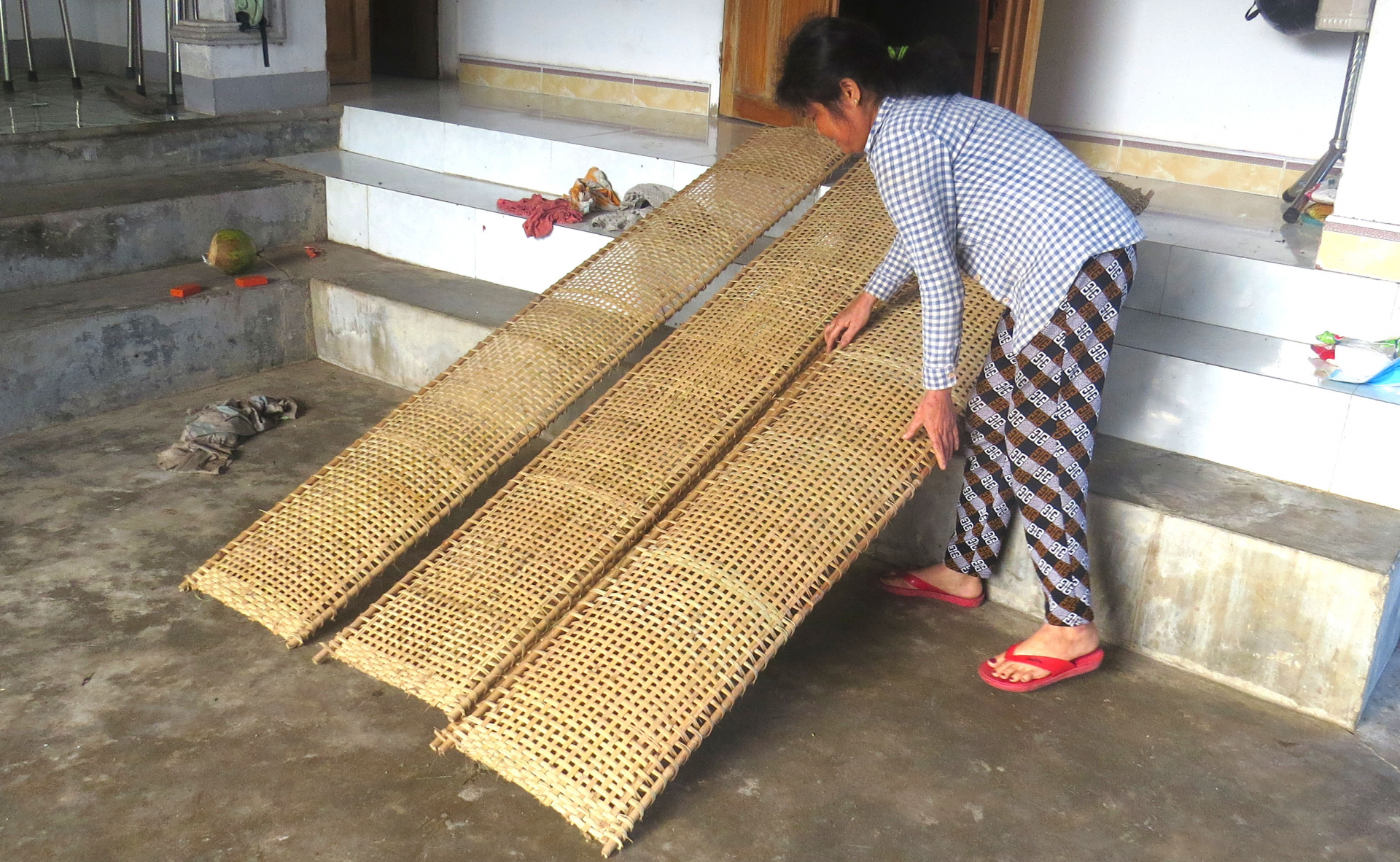 Người dân đội 9 hồi sinh nghề đan mò o truyền thống