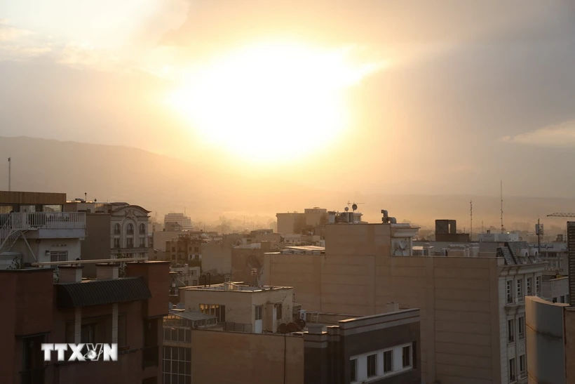 Israel thông báo Iran phóng hơn 100 thiết bị bay không người lái