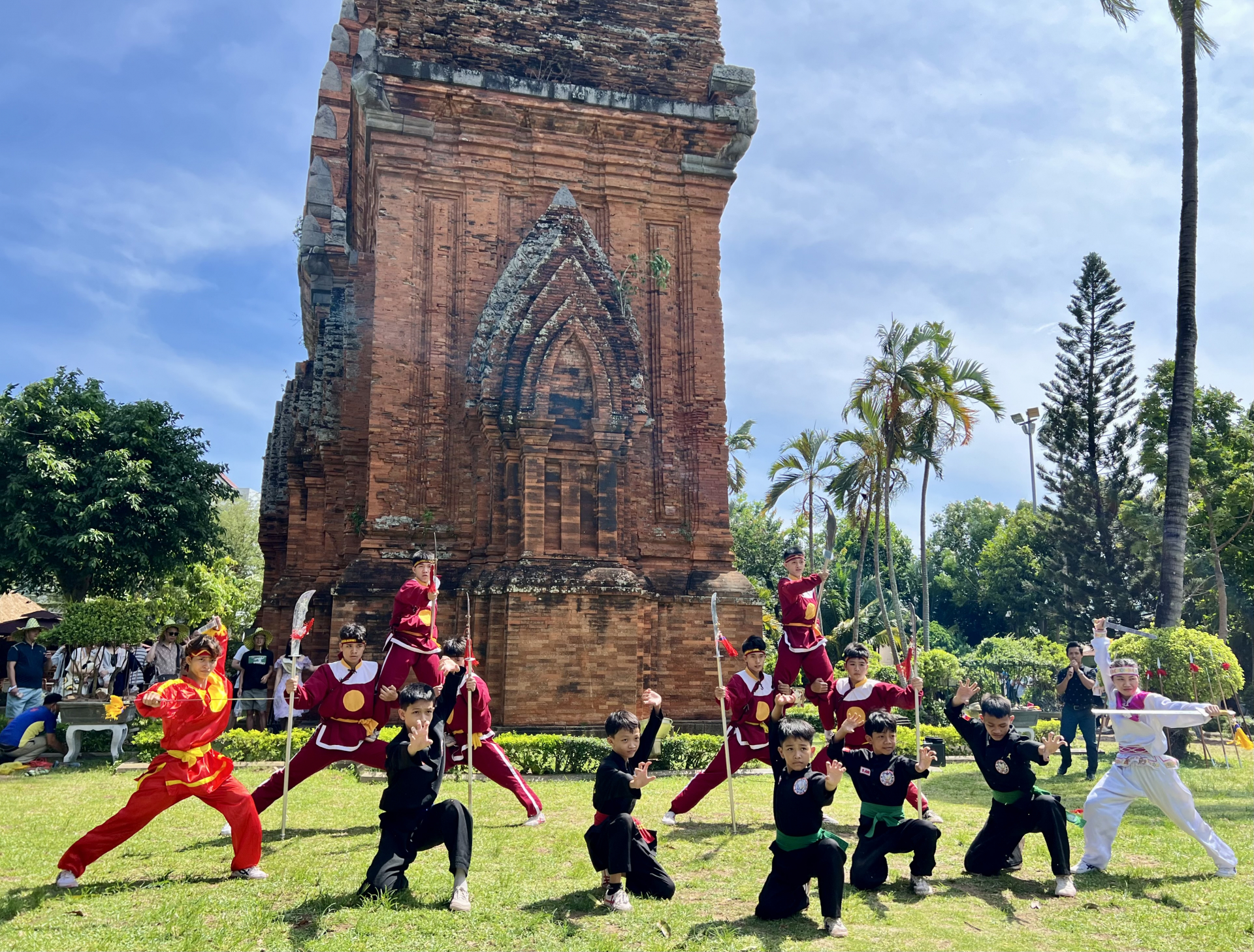 Du khách ấn tượng trước phần trình diễn võ cổ truyền Tây Sơn - Bình Định