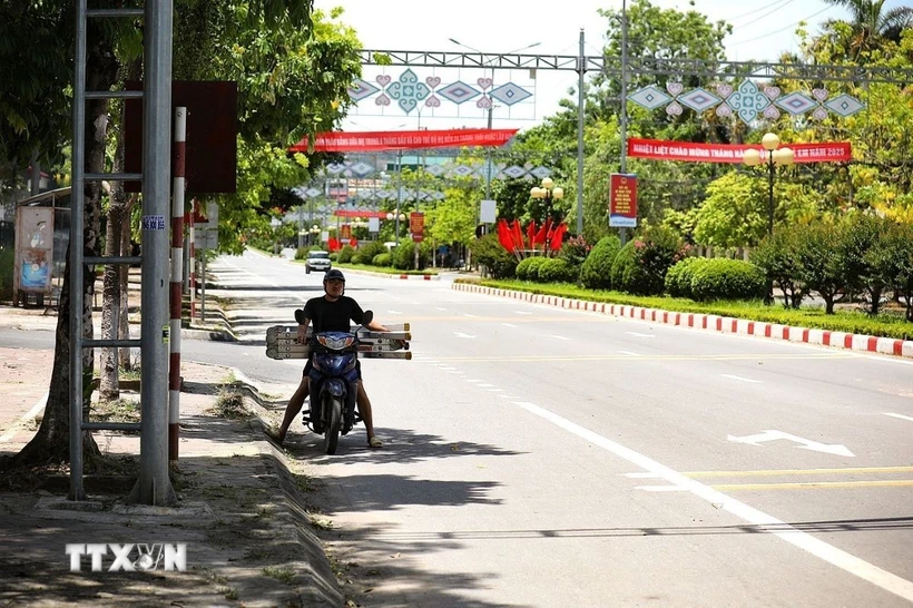 Từ Thanh Hóa đến Phú Yên nắng nóng gay gắt, có nơi trên 37 độ C