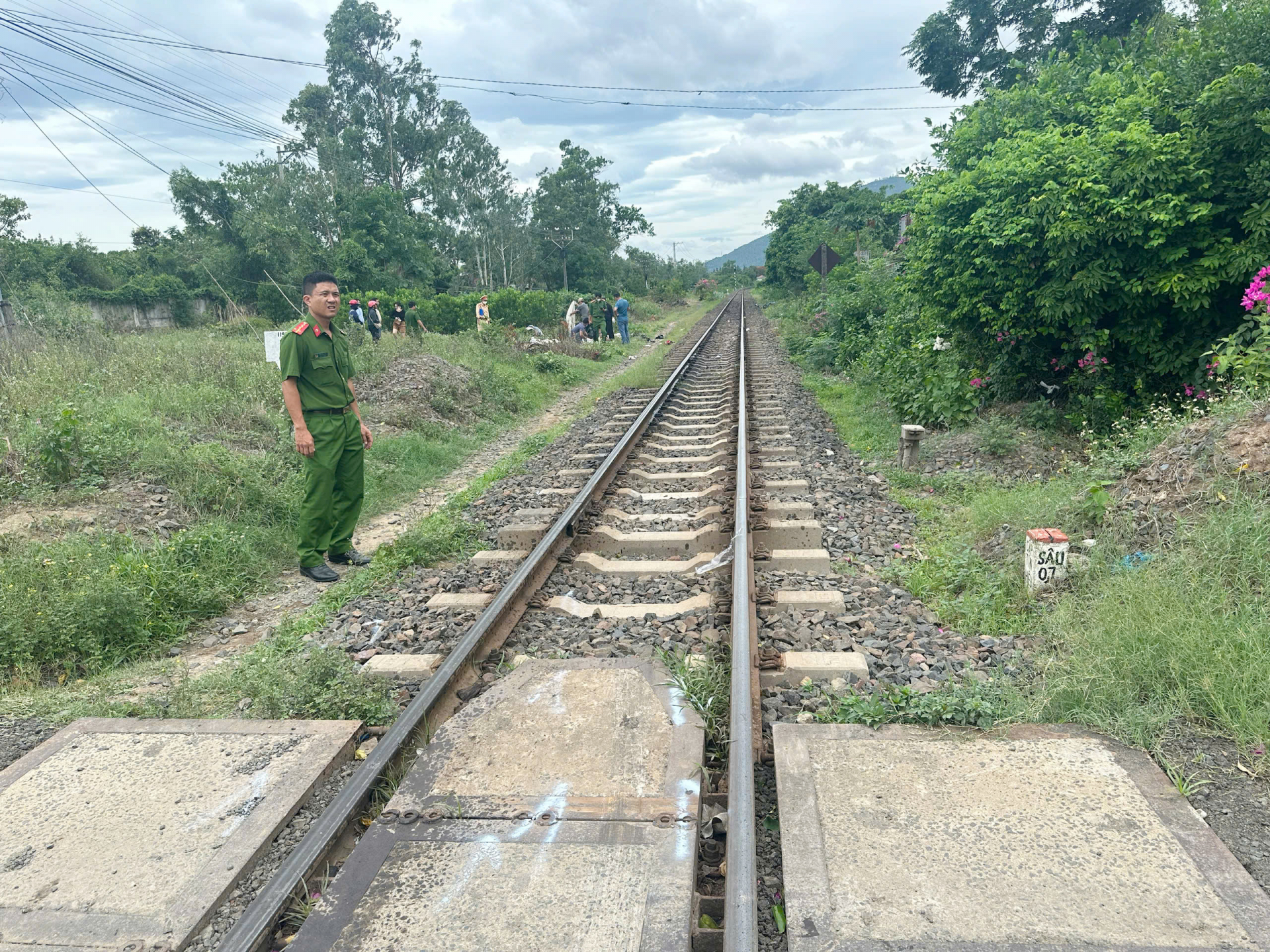 Cố vượt gác chắn đường sắt khi có đèn báo, 2 người tử vong