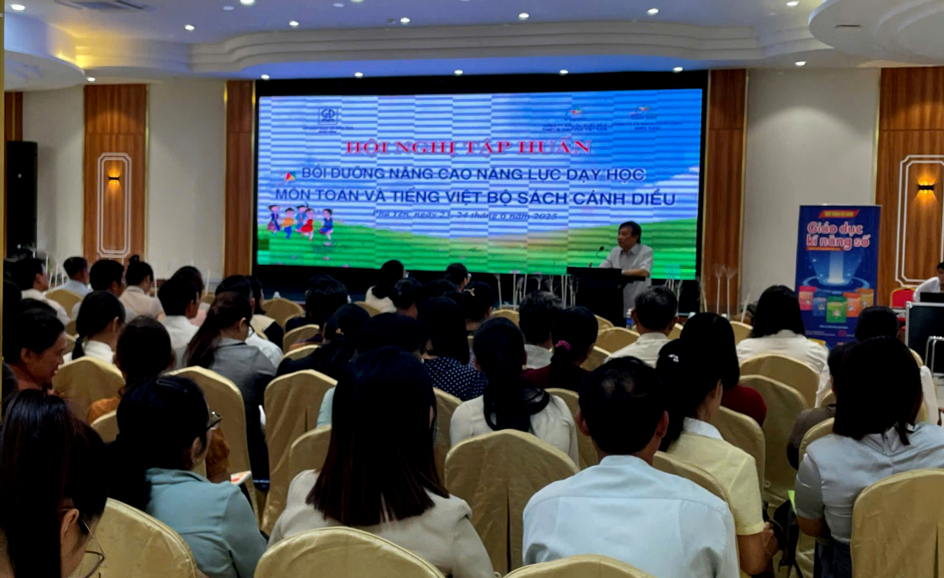 Gần 200 giáo viên bồi dưỡng nâng cao năng lực dạy học môn Toán và tiếng Việt bộ sách Cánh Diều