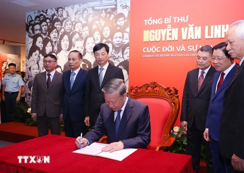 Tổng Bí thư Tô Lâm cắt băng khai mạc triển lãm về Tổng Bí thư Nguyễn Văn Linh